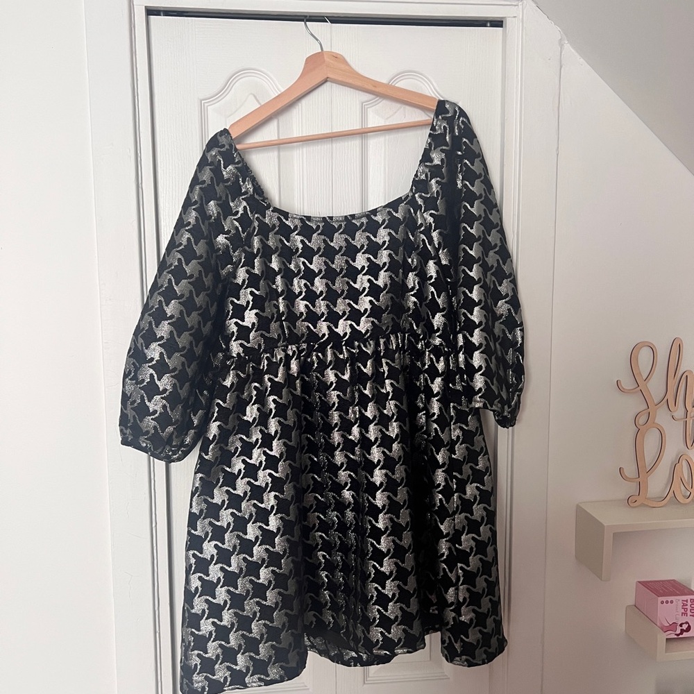 Chic Black and Silver Patterned puff sleeve short Dress